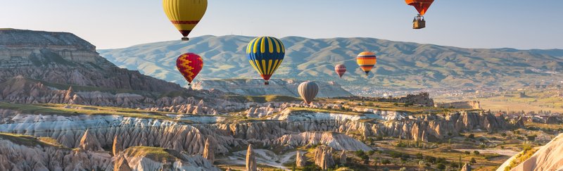 Bunte Heißluftballons über den märchenhaften Felsen von Kappadokien (Türkei)